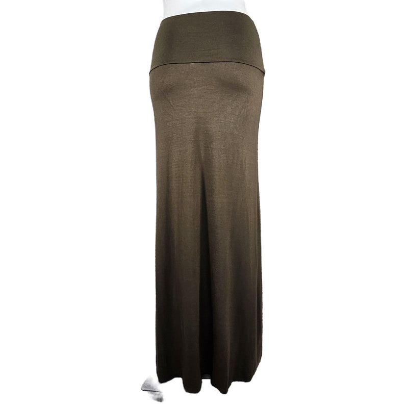 Load image into Gallery viewer, Rear perspective of a classic olive maxi skirt, featuring a comfortable waistband and a hint of stretch, blending fashion with comfort.
