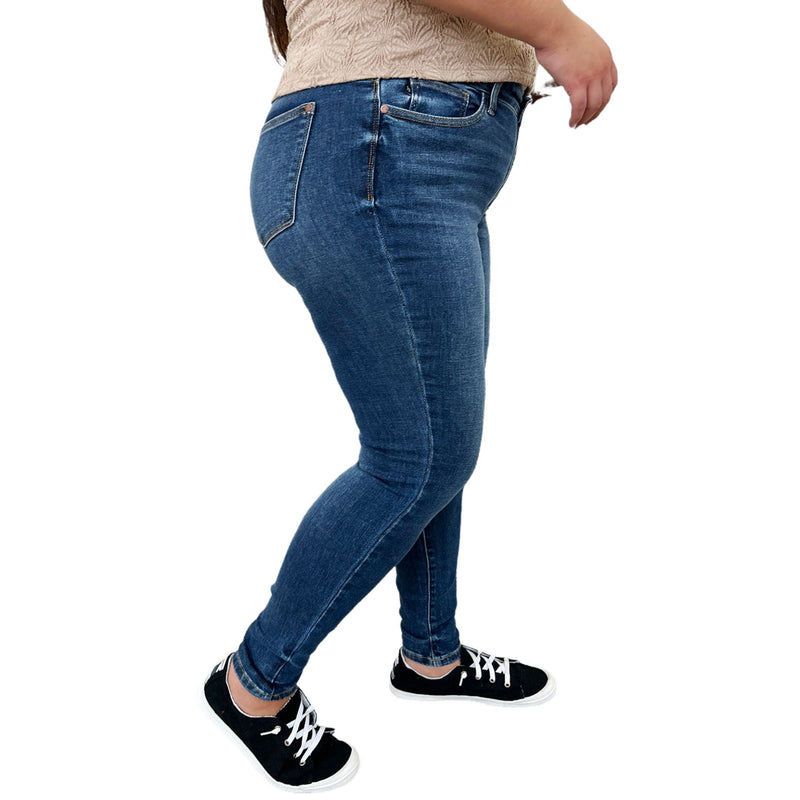 Load image into Gallery viewer, Side view of Judy Blue Full Size Handsand Skinny Jeans on a curvy model, showcasing the figure-hugging design and comfortable stretch.
