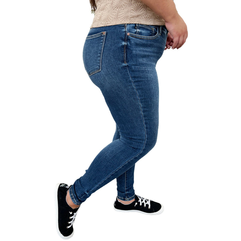 Load image into Gallery viewer, Side angle of Judy Blue Full Size Handsand Skinny Jeans, highlighting the medium wash and stylish fit on a curvy figure.
