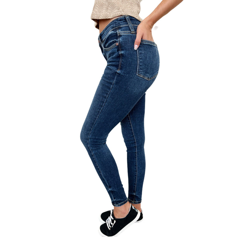 Load image into Gallery viewer, Side view of Judy Blue Full Size Handsand Skinny Jeans on a curvy model, emphasizing the comfortable fit and stretch.
