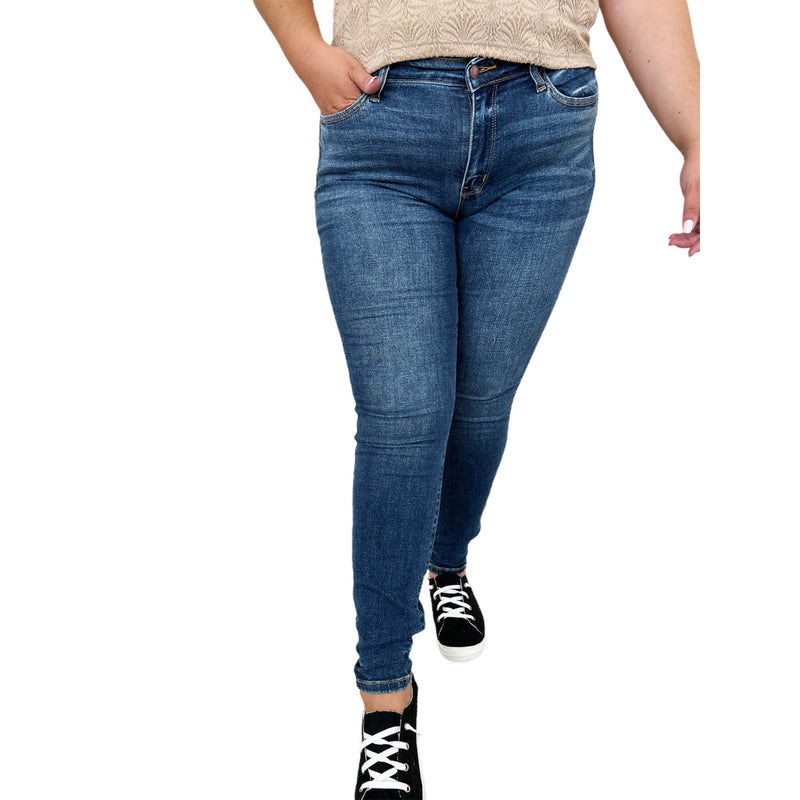 Load image into Gallery viewer, Front view of Judy Blue Full Size Handsand Skinny Jeans on a curvy model, showing the comfortable fit and medium wash denim.
