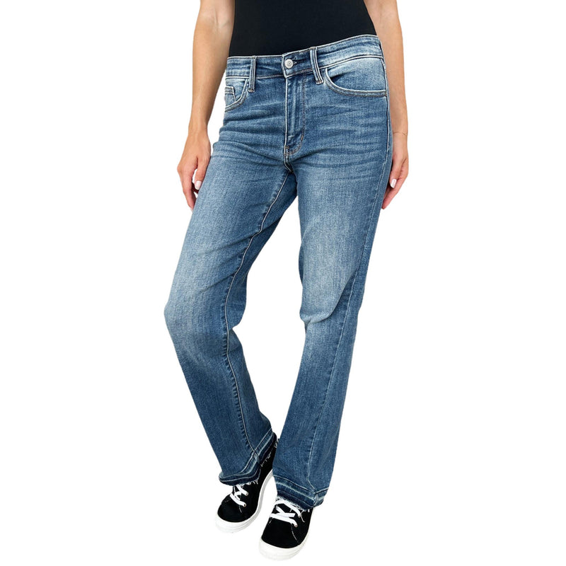 Load image into Gallery viewer, Curvy fit model wearing Judy Blue Full Size High Waist Tummy Control Jeans, emphasizing comfort and stretch.
