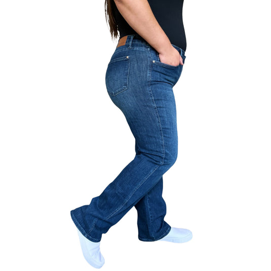 Woman wearing Judy Blue Full Size Tummy Control Straight Jeans, side view showing the fit and length.