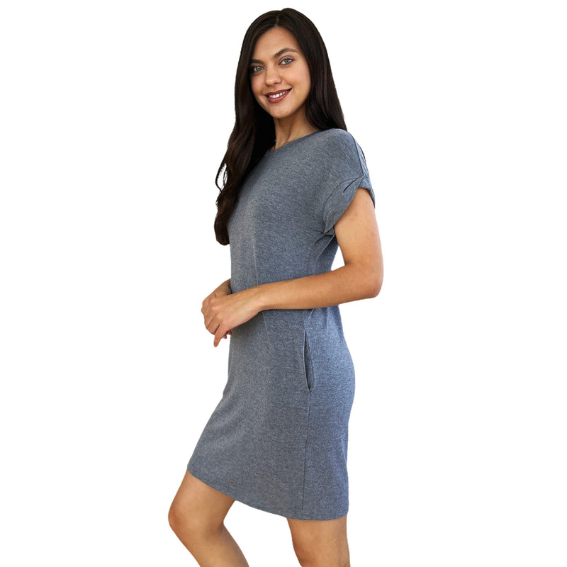 Load image into Gallery viewer, Brunette woman smiling, wearing a blue-grey short-sleeve dress with pockets, perfect for a casual and comfortable day out
